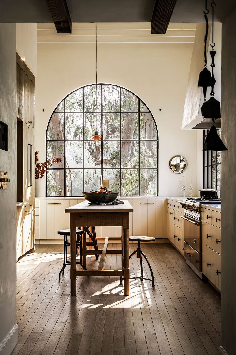 cuisine décoration rustique avec fenêtre cintrée cuisine décoration rustique avec fenêtre cintrée