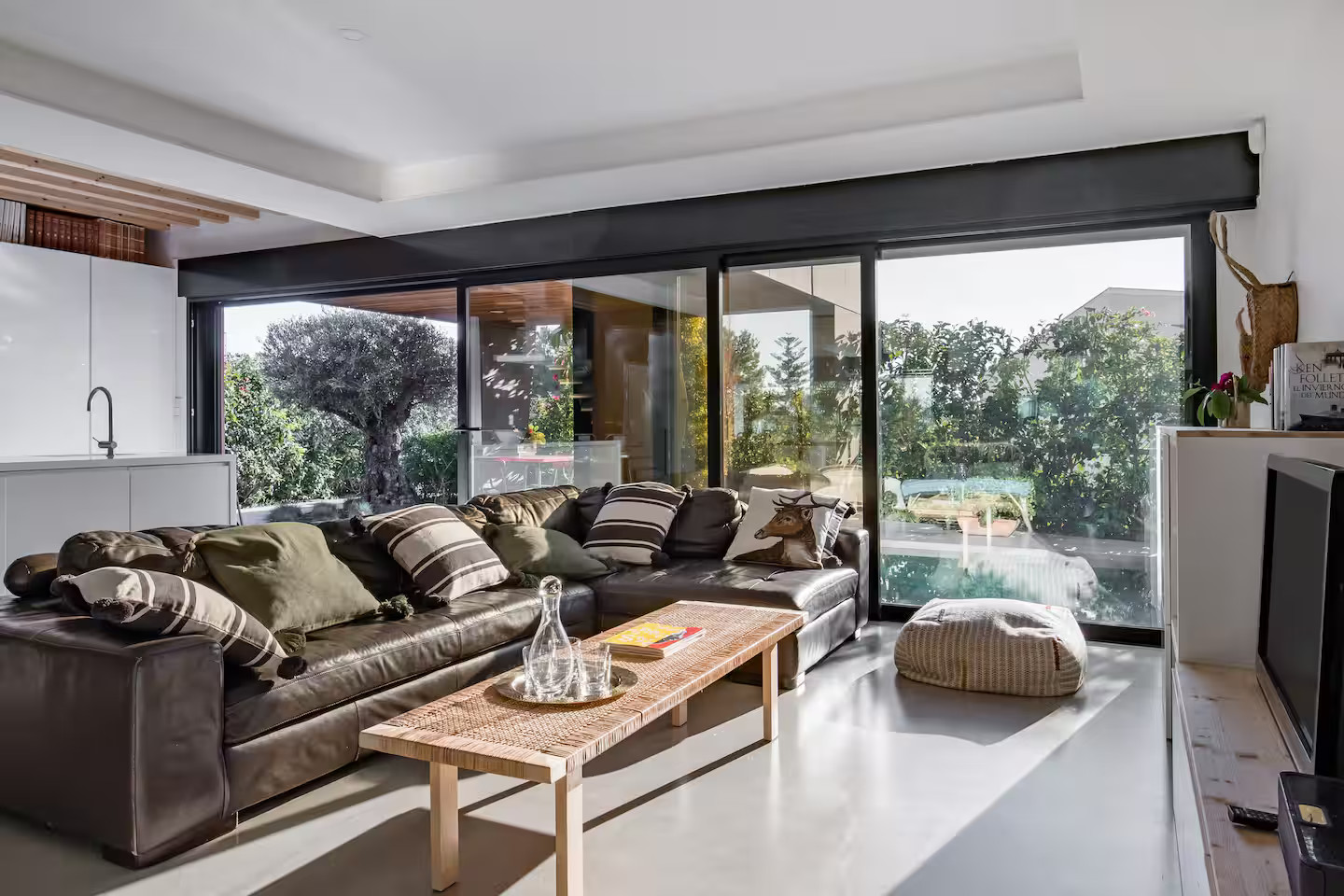 salon et cuisine ouverte maison contemporaine avec piscine