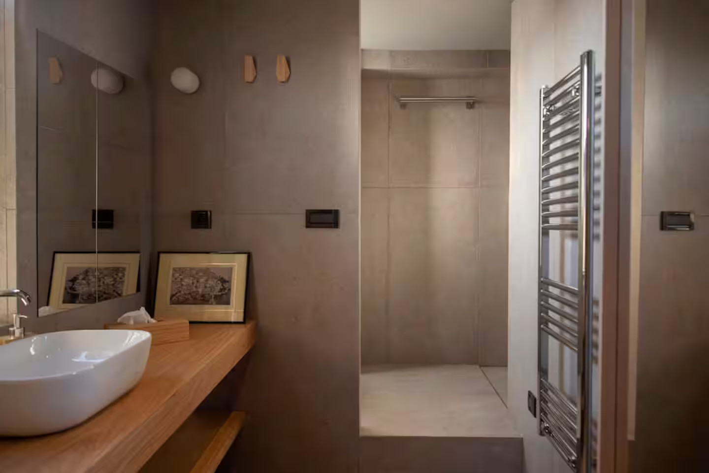 salle de bain design bois et gris