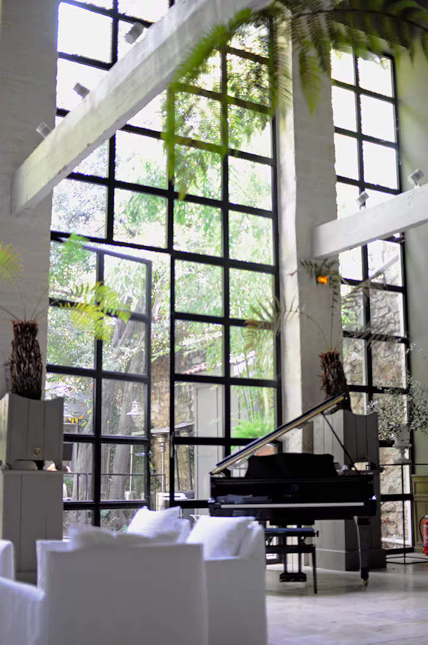 salon avec piano décoration classique chic maison Avignon Le Complot salon avec piano décoration classique chic maison Avignon Le Complot