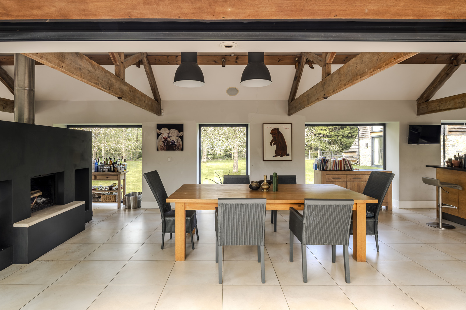 salle à manger avec poutres et cheminée double face maison contemporaine