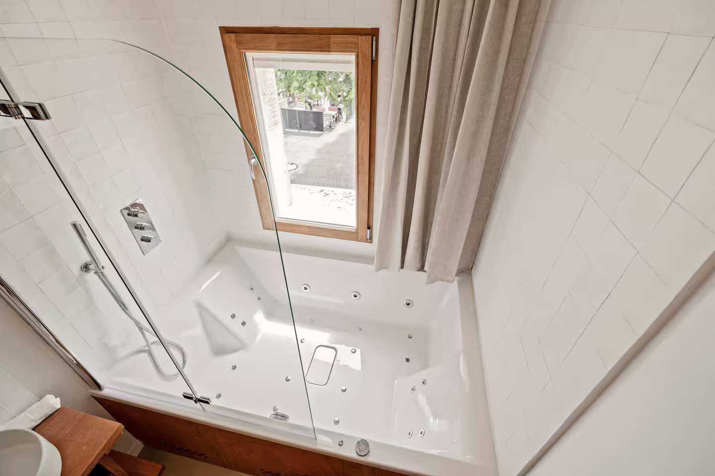 salle de bain avec baignoire balnéo