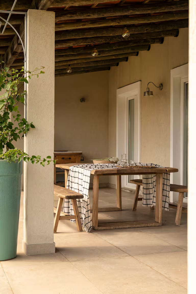 salle à manger d'extérieur sous terrasse couverte