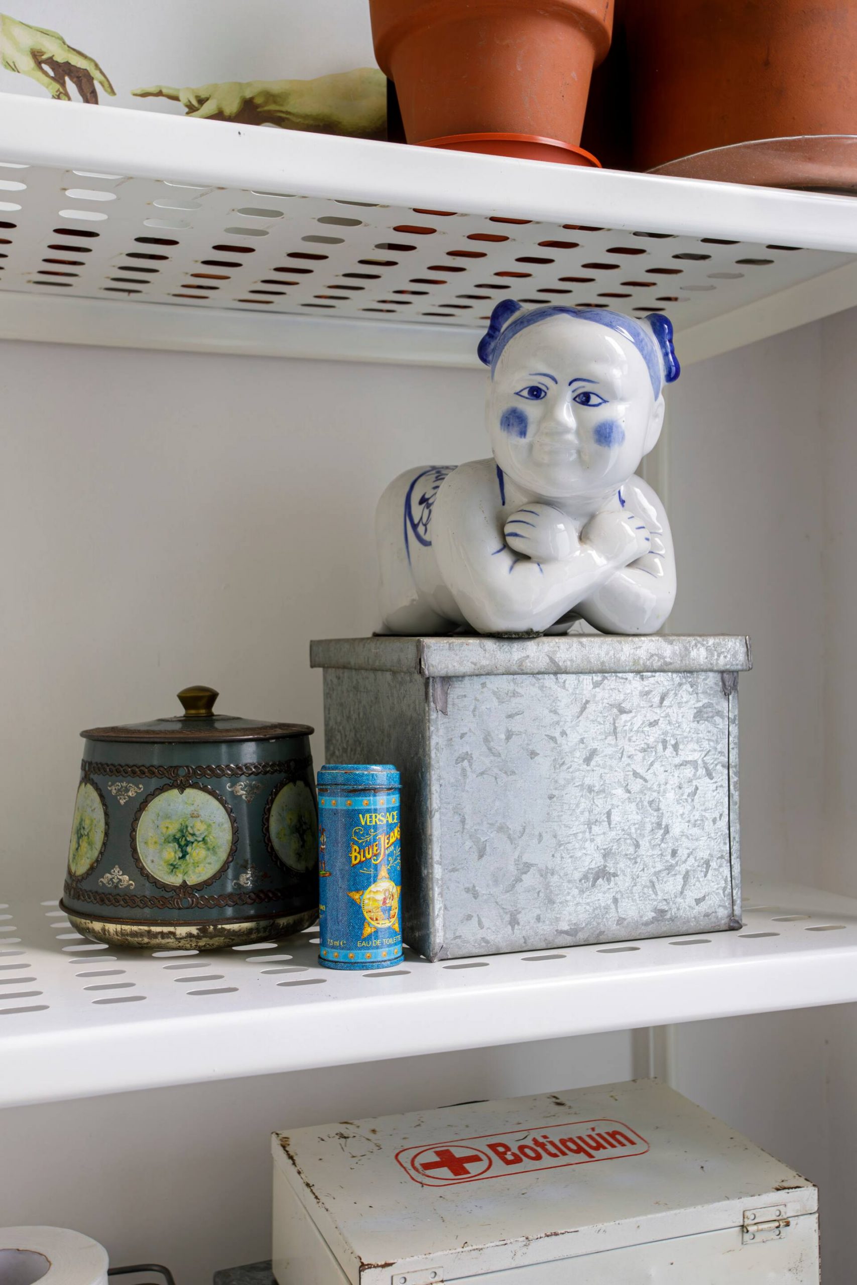 objet de collection sur étagère appartement rénové par architecte objet de collection sur étagère appartement rénové par architecte