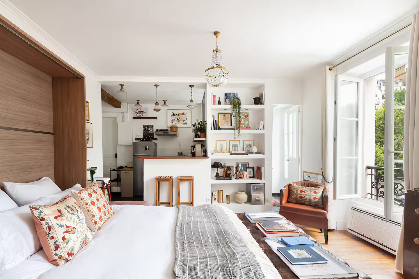 salon avec lit armoire petit appartement à louer vue Sacré-Cœur