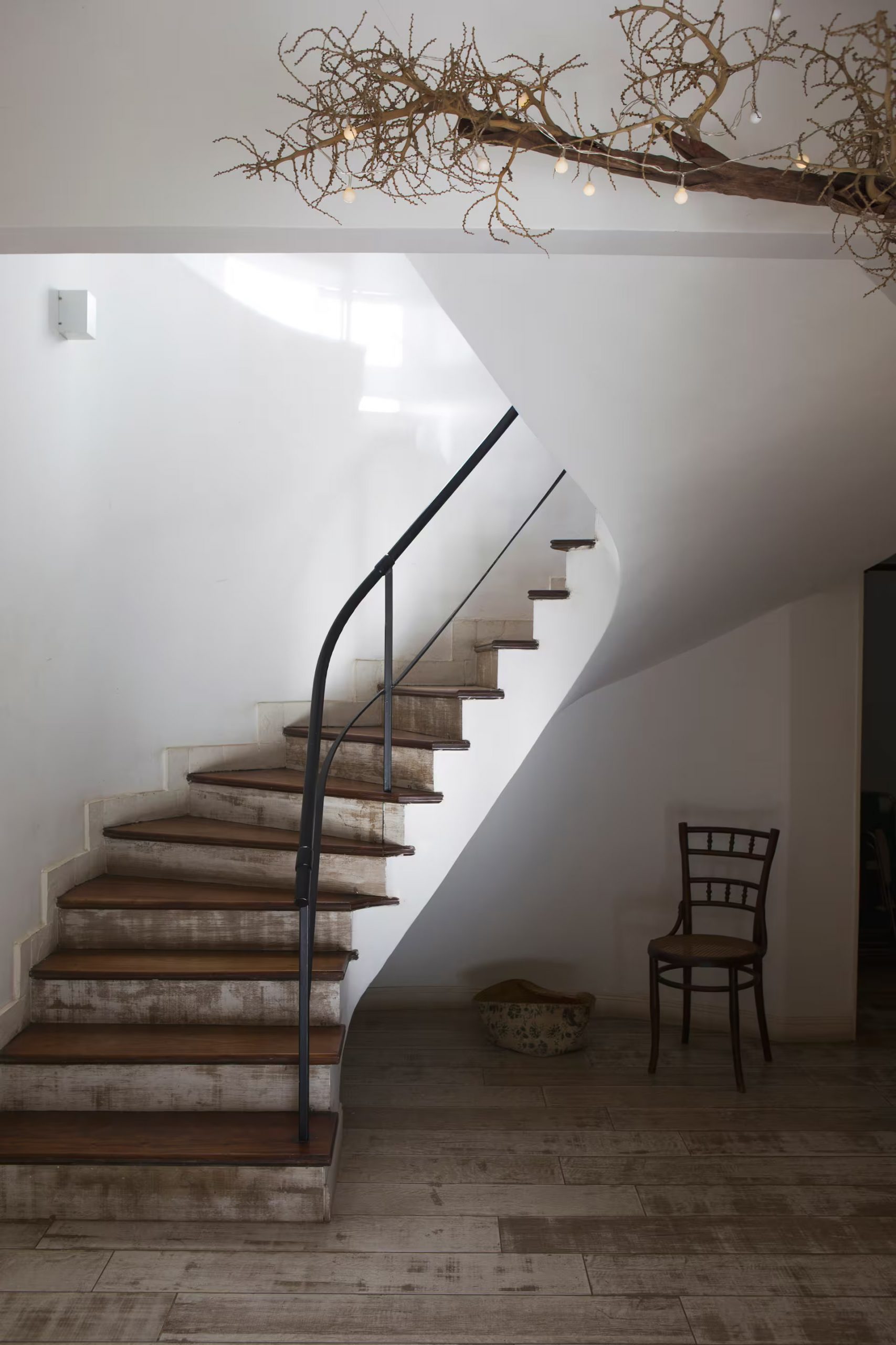 entrée avec escalier béton maison contemporaine en Argentine style brutaliste entrée avec escalier béton maison contemporaine en Argentine style brutaliste