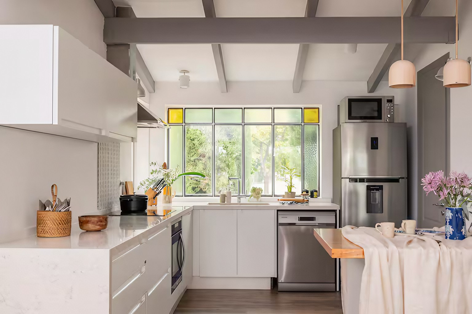 cuisine blanche avec poutres grises décoration naturelle