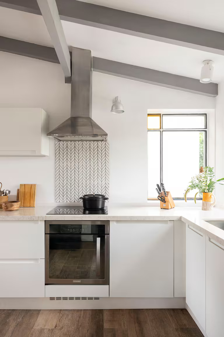 cuisine blanche avec poutres grises