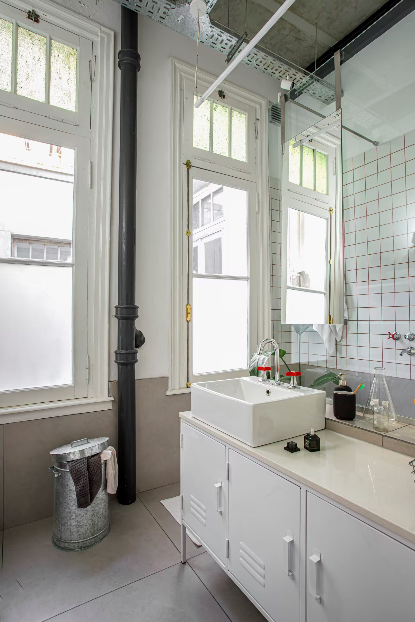 salle de bain style industriel appartement rénové par architecte salle de bain style industriel appartement rénové par architecte