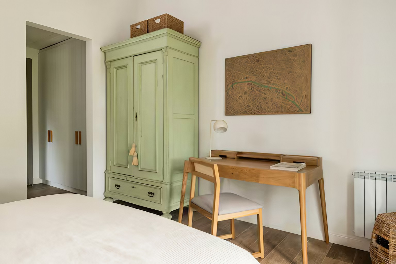 chambre avec espace bureau décoration naturelle et campagnarde