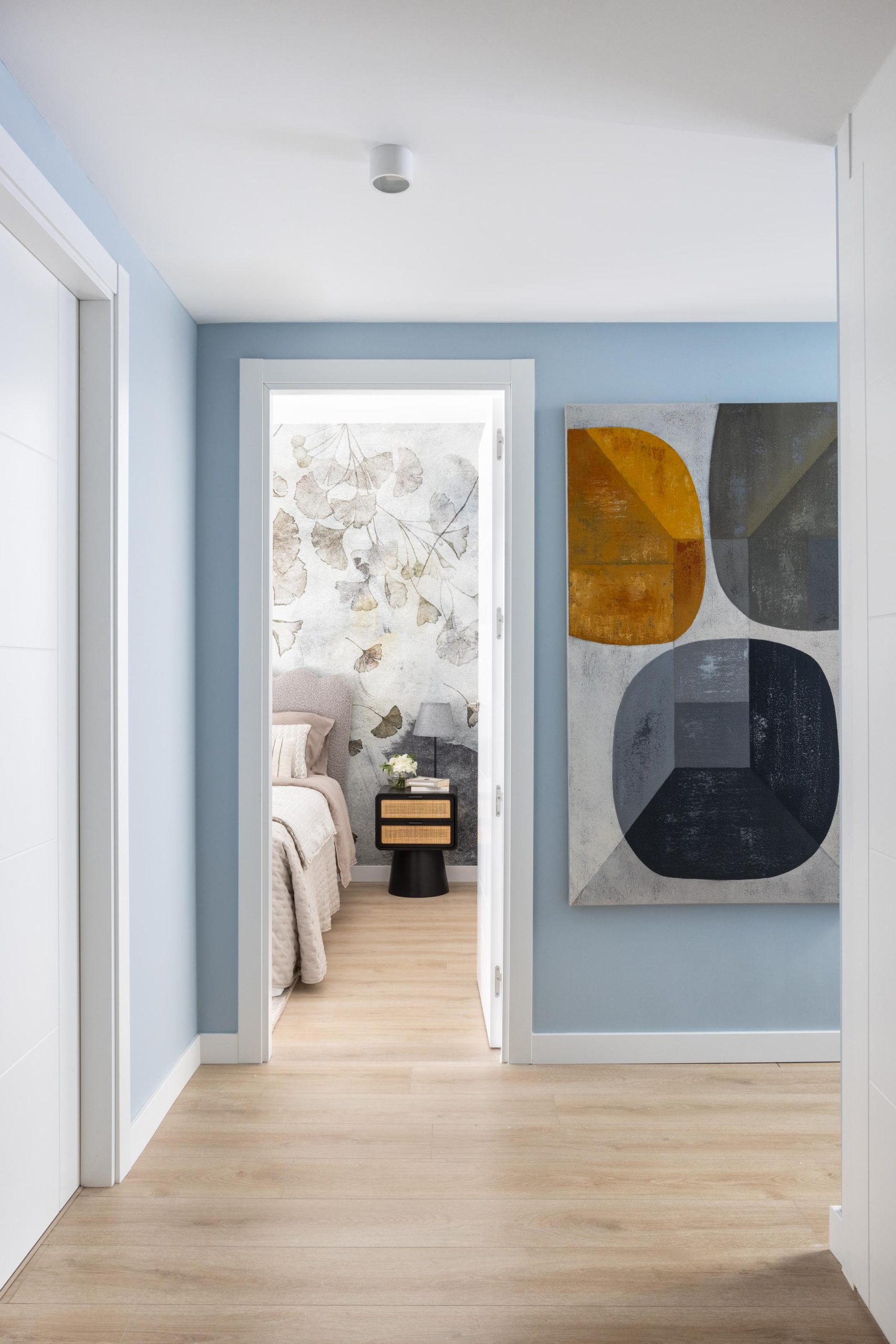 couloir murs bleus