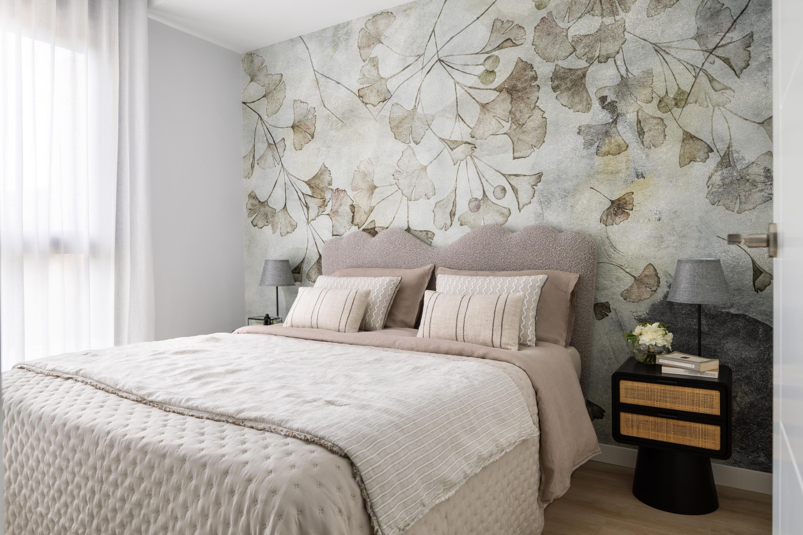 chambre avec papier-peint végétal couleur naturelle