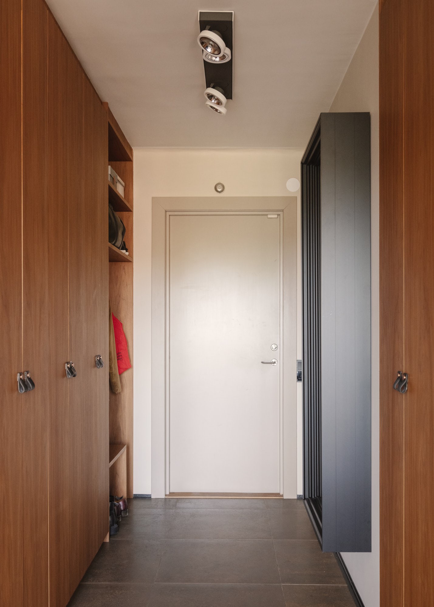 entrée avec placards sur mesure bois entrée avec placards sur mesure bois