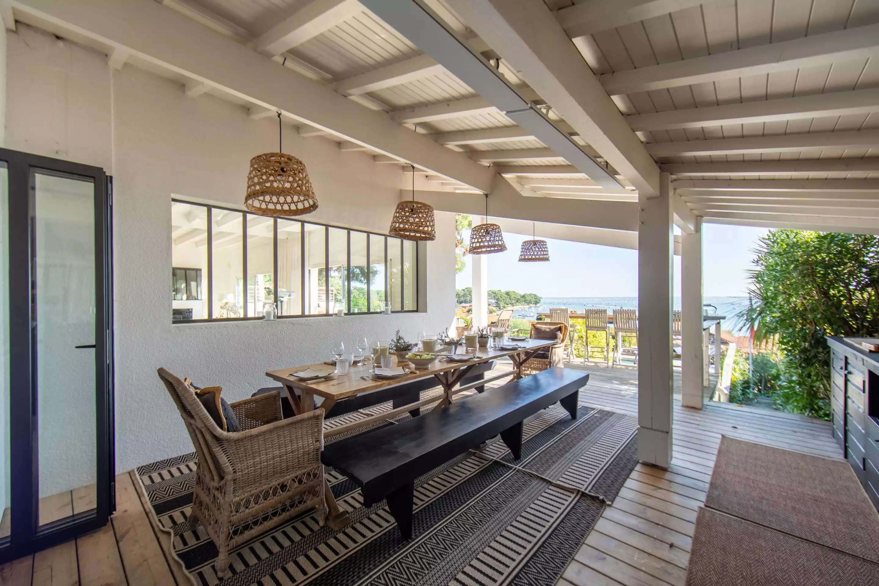 salle à manger et cuisine d salle à manger et cuisine d'été sur terrasse couverte villa Biancasa vue mer