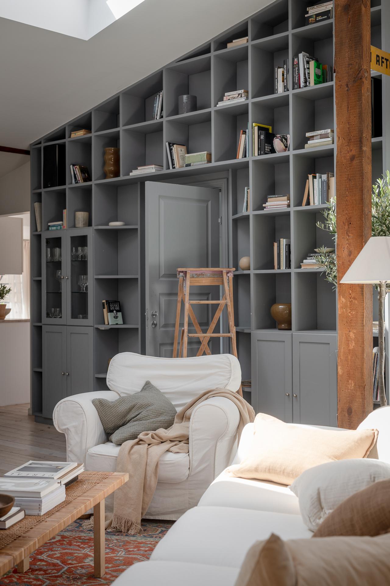 salon avec bibliothèque appartement mansardé décoration scandinave