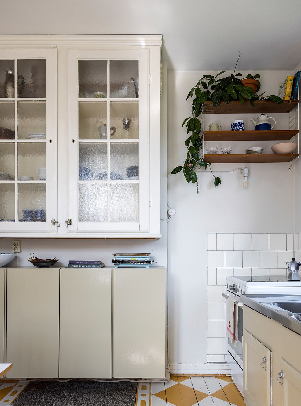 cuisine vintage parquet peint avec un damier jaune et blanc cuisine vintage parquet peint avec un damier jaune et blanc