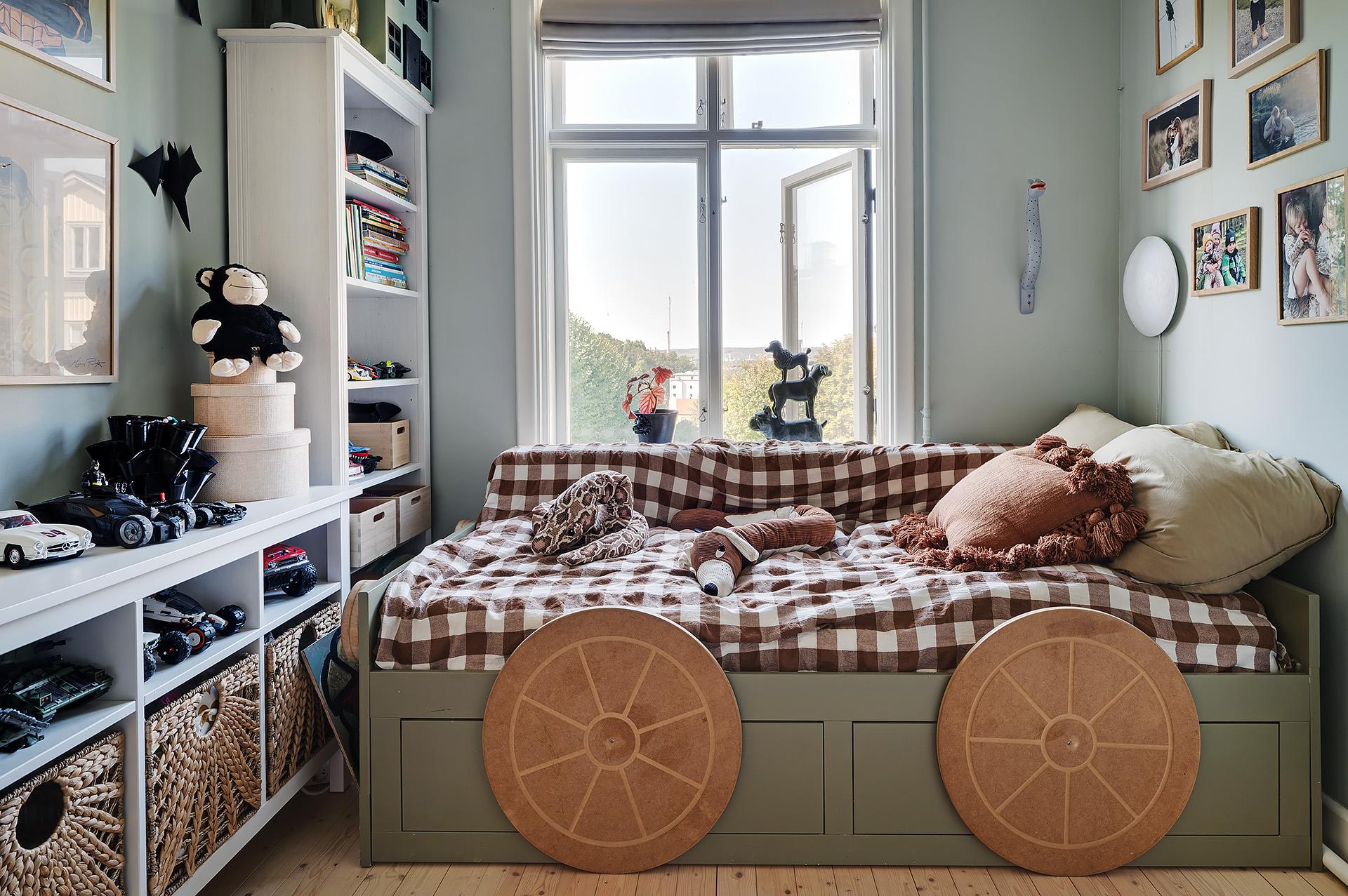 chambre enfant mur vert avec lit voiture en bois chambre enfant mur vert avec lit voiture en bois
