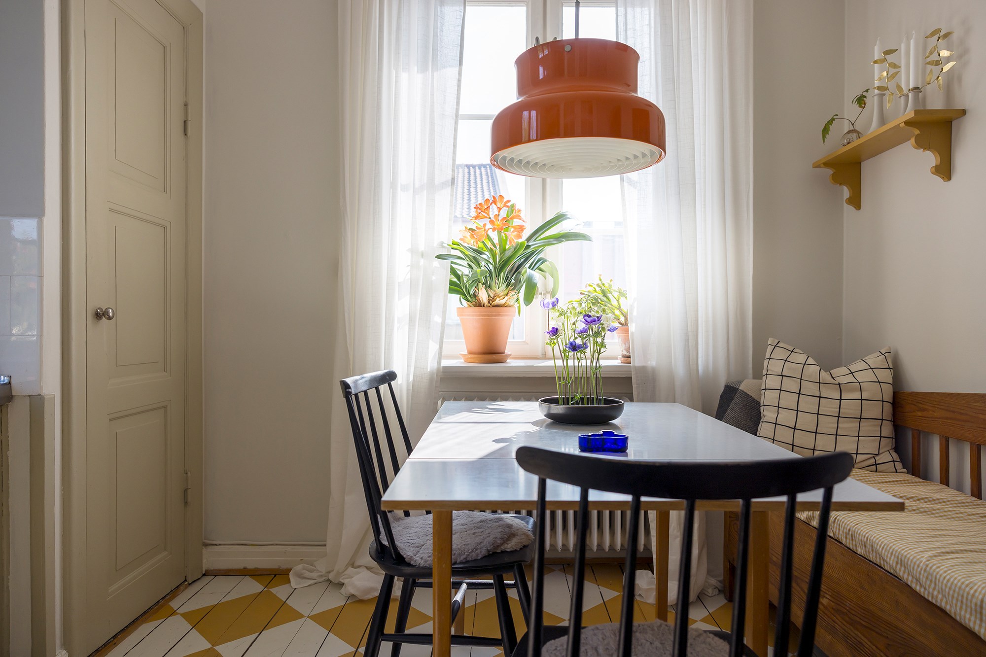 espace repas dans cuisine vintage parquet peint avec un damier jaune et blanc espace repas dans cuisine vintage parquet peint avec un damier jaune et blanc