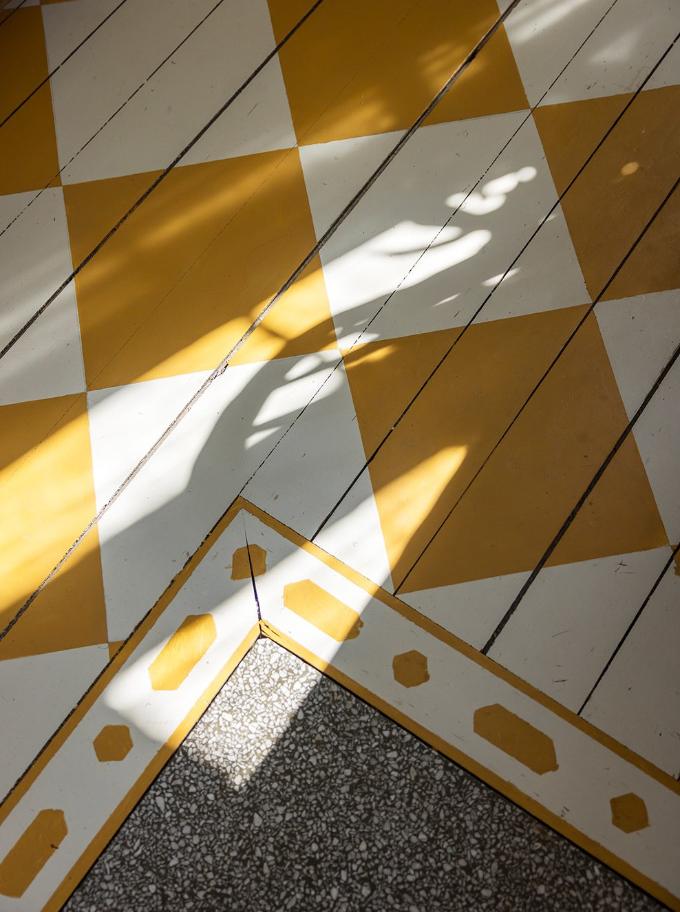 cuisine vintage parquet peint avec un damier jaune et blanc cuisine vintage parquet peint avec un damier jaune et blanc