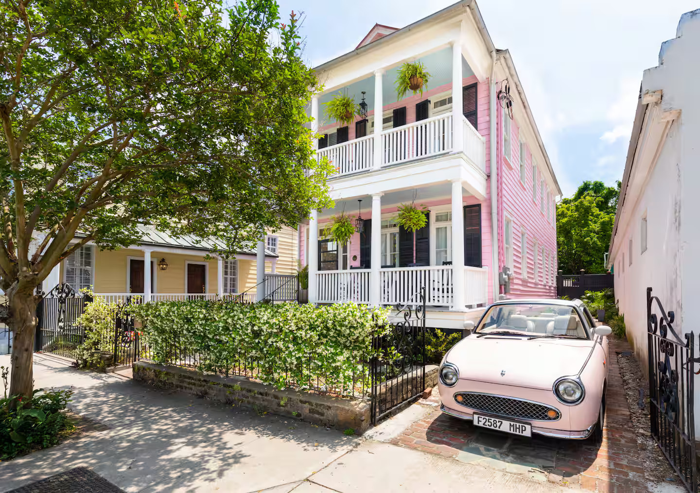 Maison Boho Rosa Charleston avec Nissan Figaro rose Maison Boho Rosa Charleston avec Nissan Figaro rose