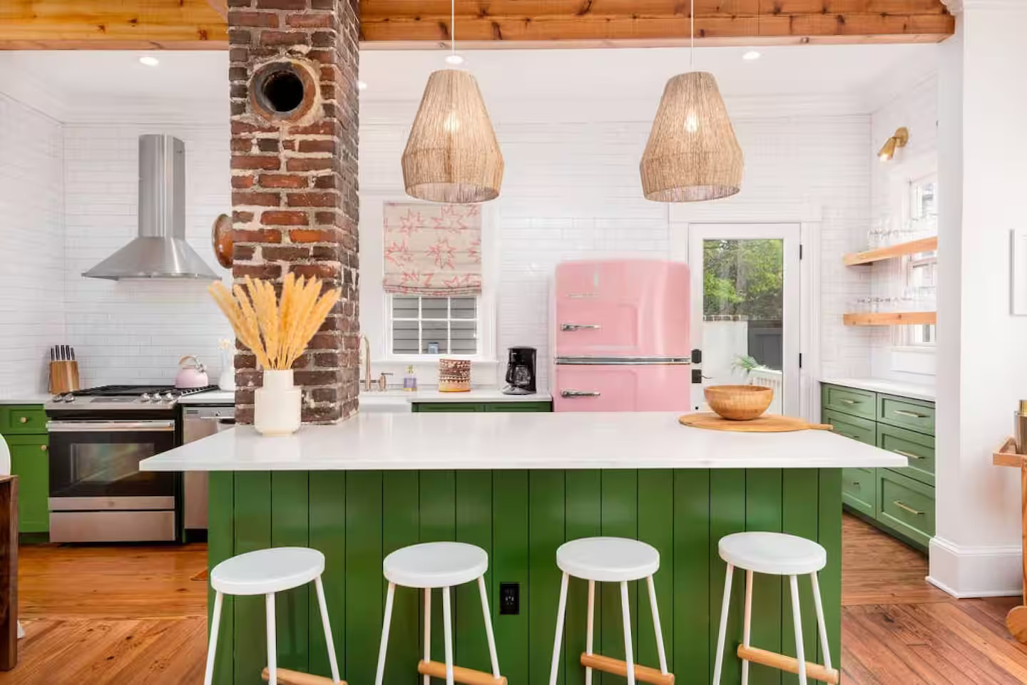 cuisine verte et rose maison de ville Boho Rosa House Charleston cuisine verte et rose maison de ville Boho Rosa House Charleston