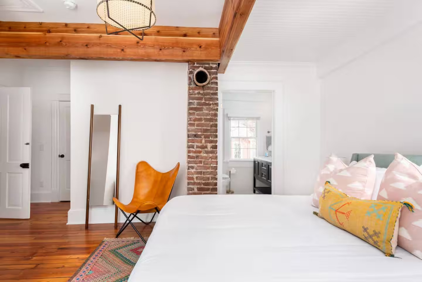 chambre avec poutre maison de ville Boho Rosa House Charleston chambre avec poutre maison de ville Boho Rosa House Charleston