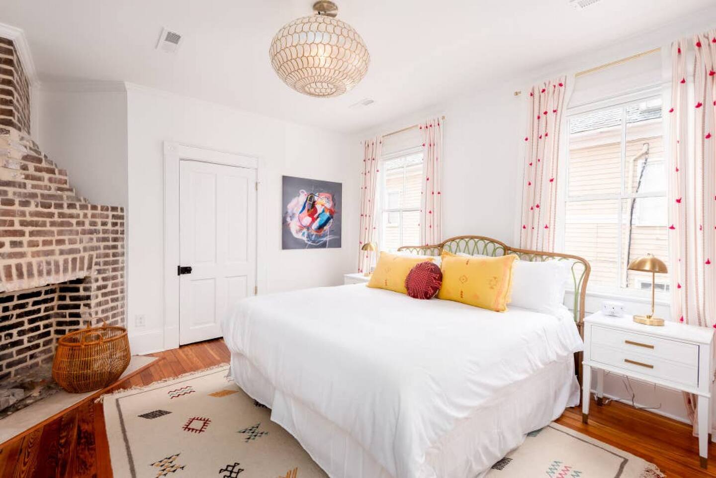 chambre avec cheminée maison de ville Boho Rosa House Charleston chambre avec cheminée maison de ville Boho Rosa House Charleston