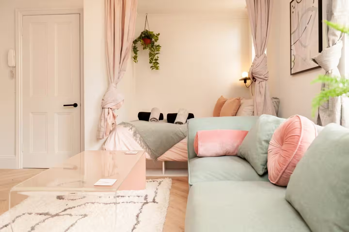 studio 21m2 en vert et rose pastel studio 21m2 en vert et rose pastel