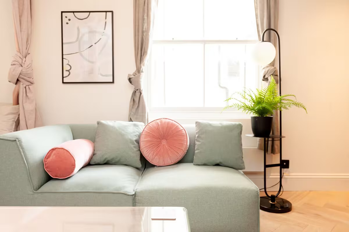 studio 21m2 en vert et rose pastel studio 21m2 en vert et rose pastel