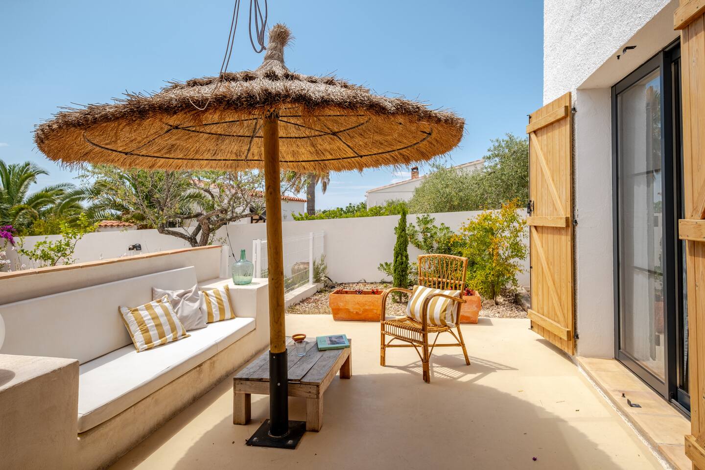 terrasse avec banc maçonné Sa Briseta terrasse avec banc maçonné Sa Briseta
