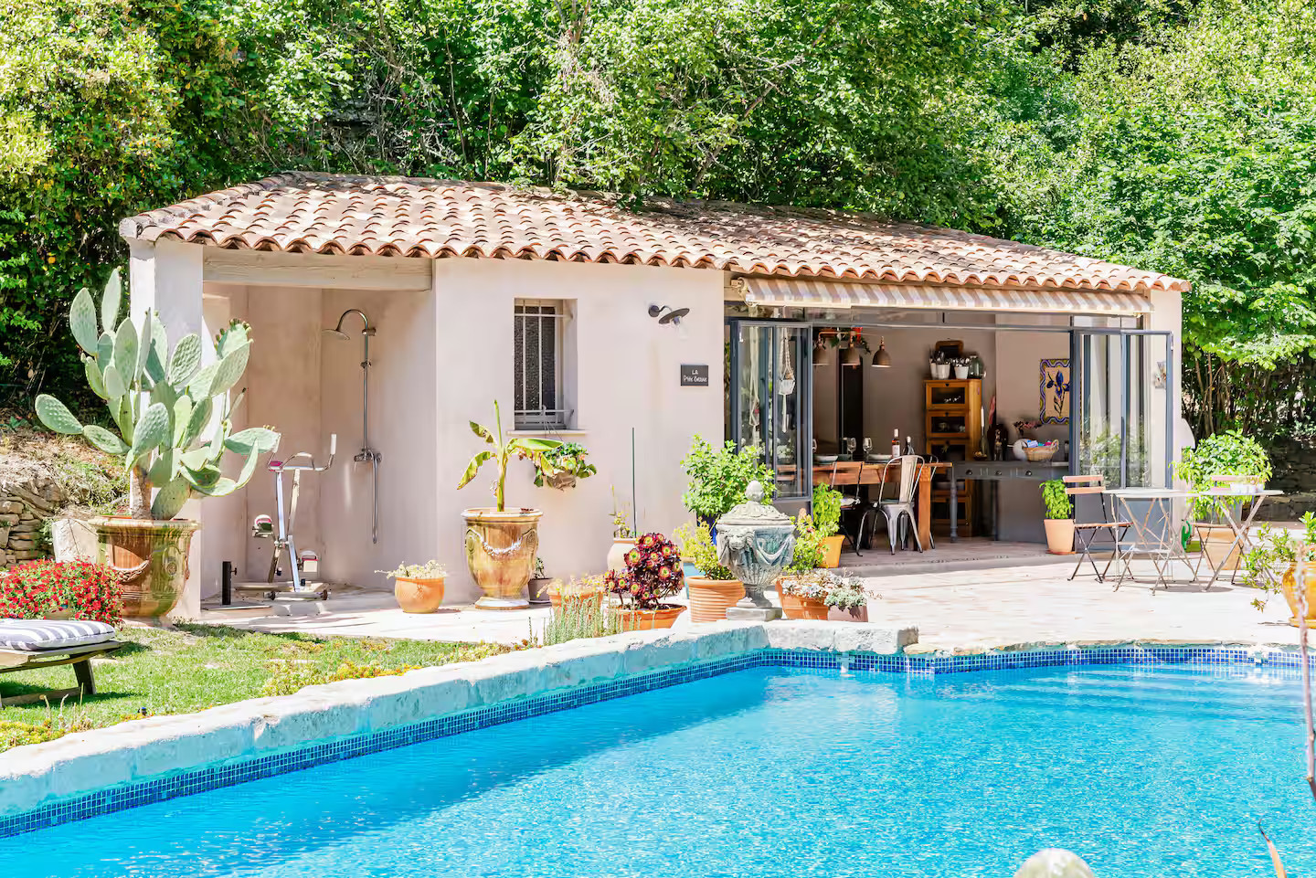 jardin avec piscine et cuisine d'été maison en pierres Provence