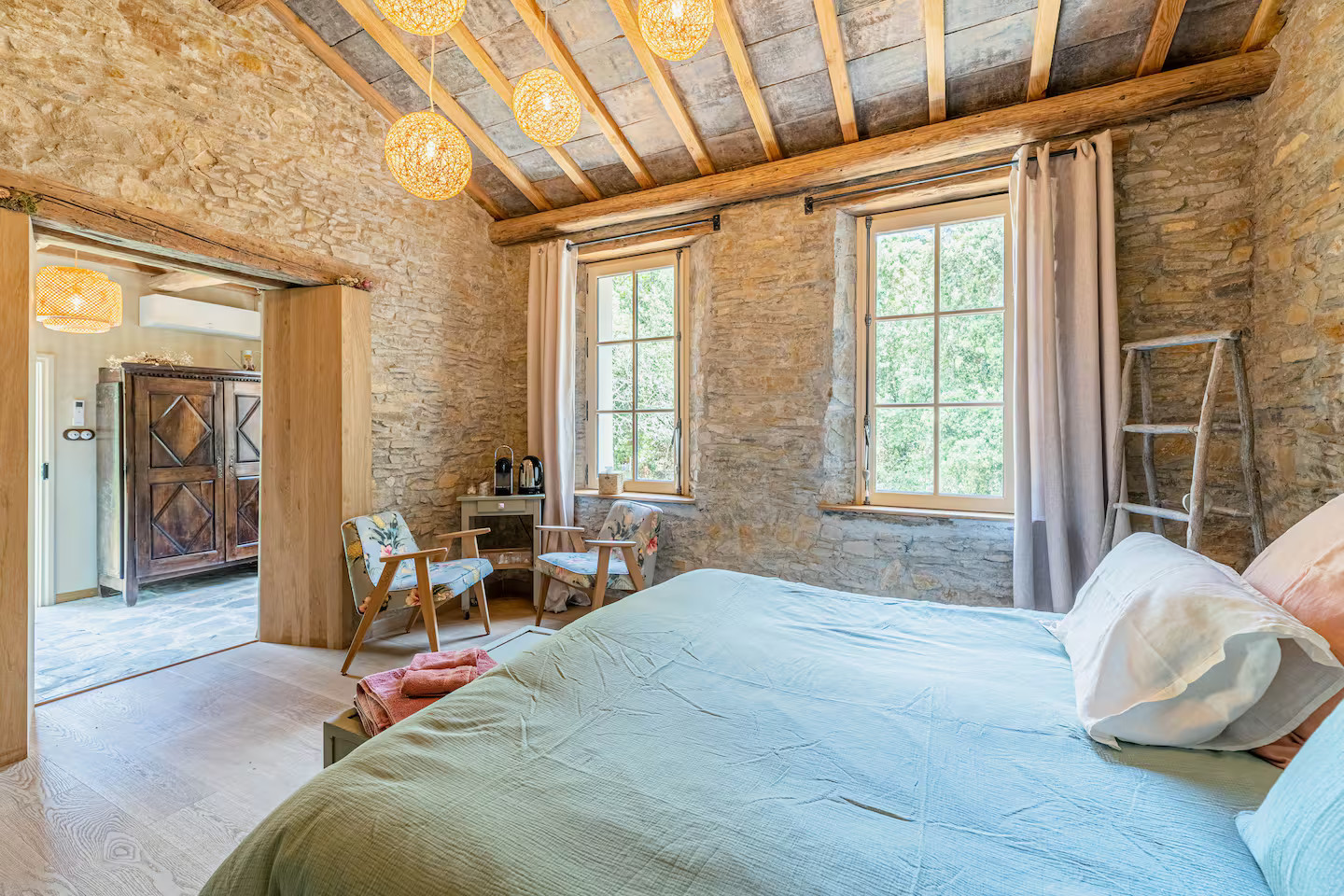 chambre maison ancienne rénovée avec poutres