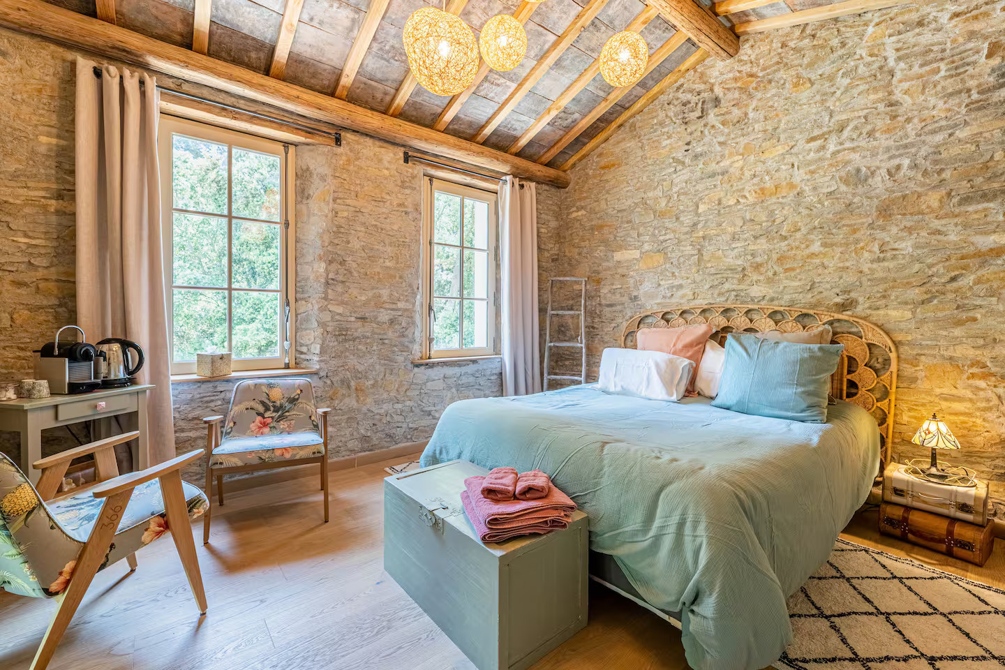 chambre maison ancienne rénovée avec poutres