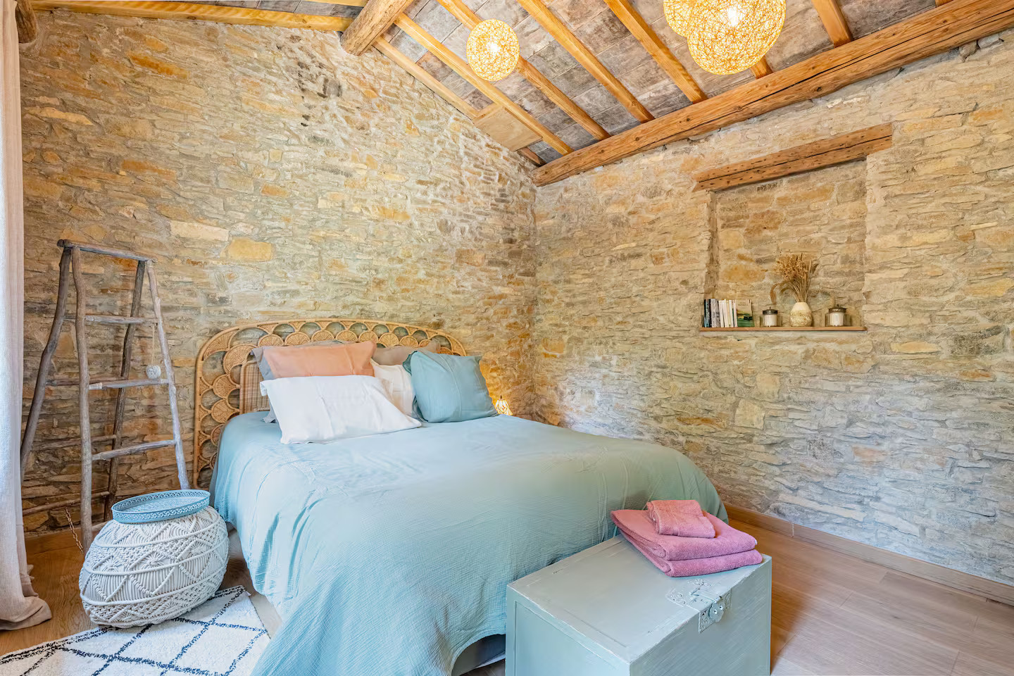 chambre maison ancienne rénovée avec poutres