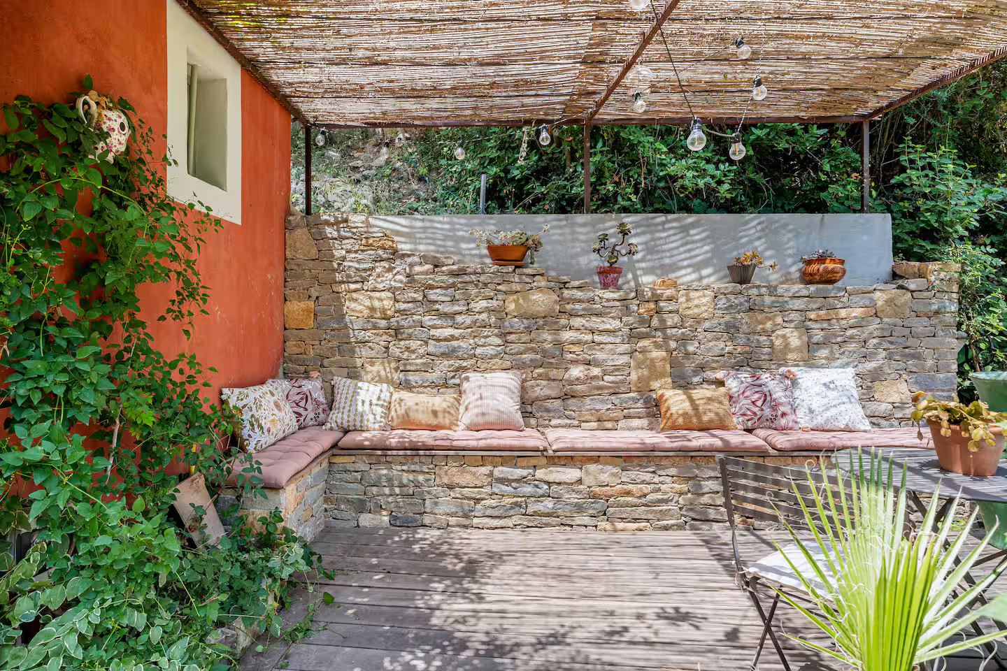 terrasse avec pergola maison en pierres Provence