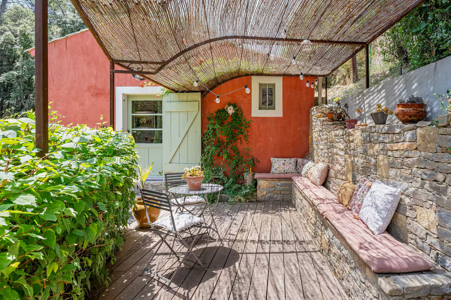 terrasse avec pergola maison en pierres Provence