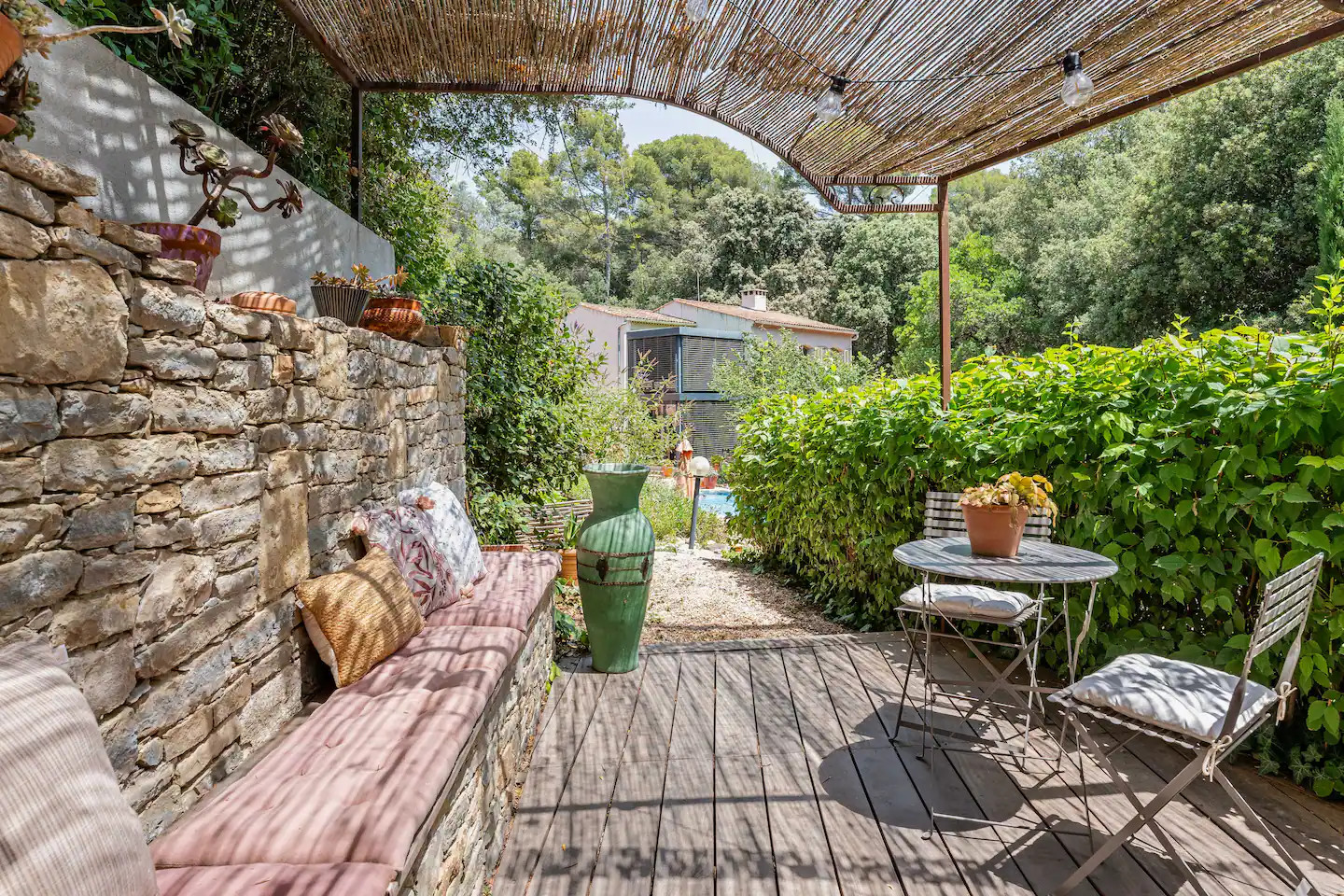 terrasse avec pergola maison en pierres Provence