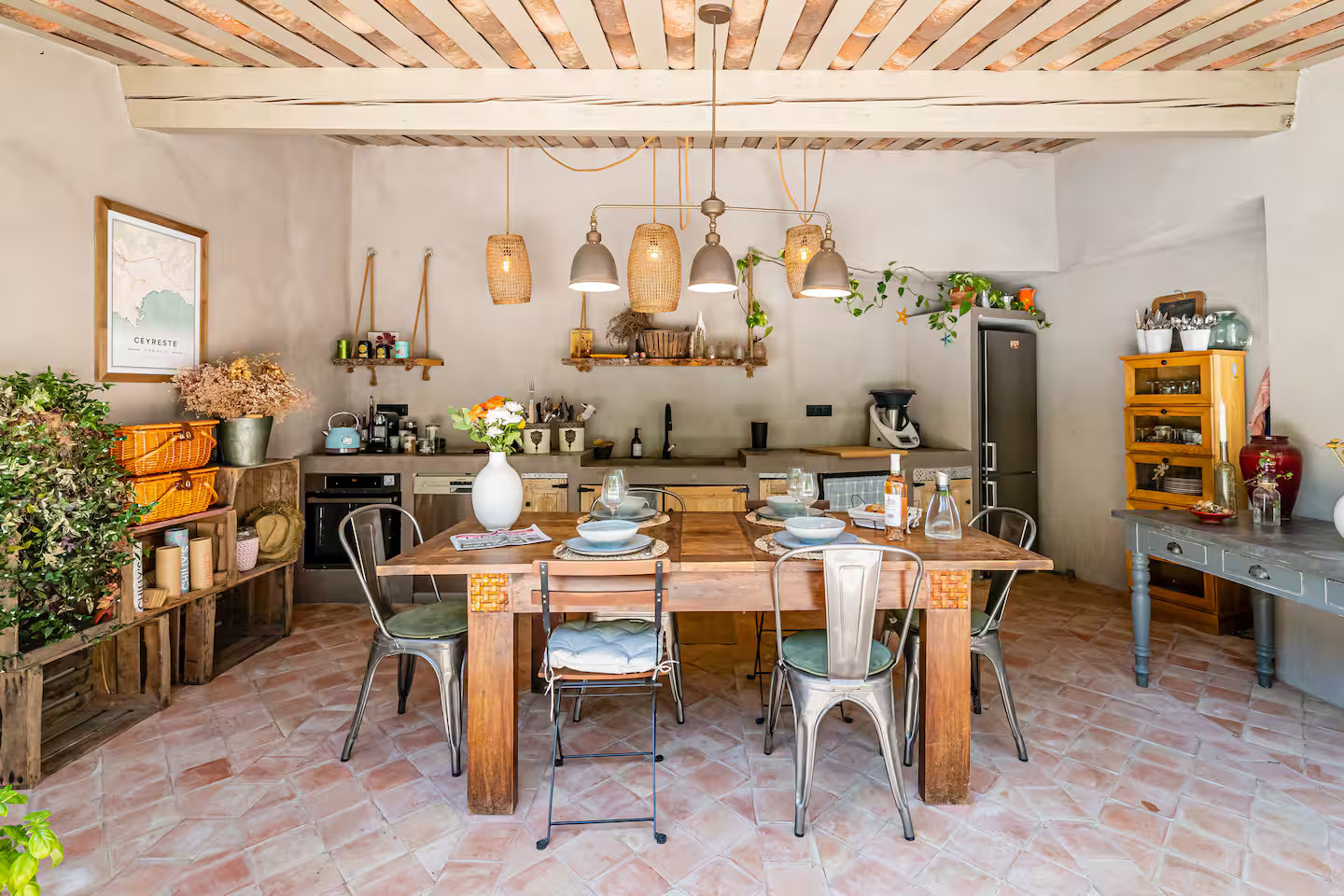 salle à manger et cuisine d'été maison en pierres Provence