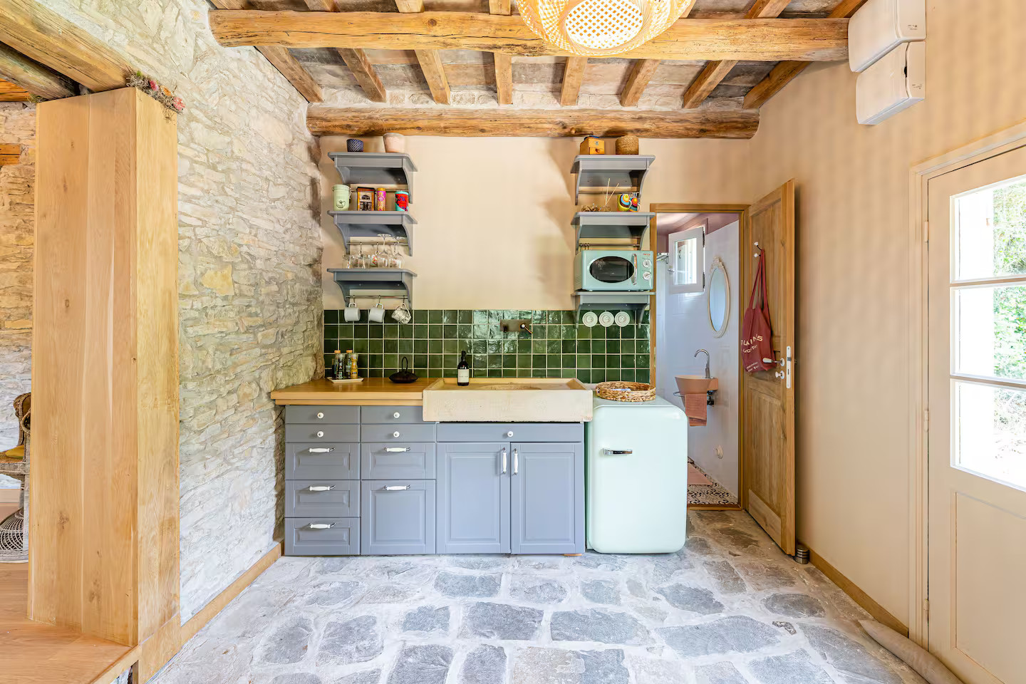 petite cuisine grise avec poutres maison ancienne