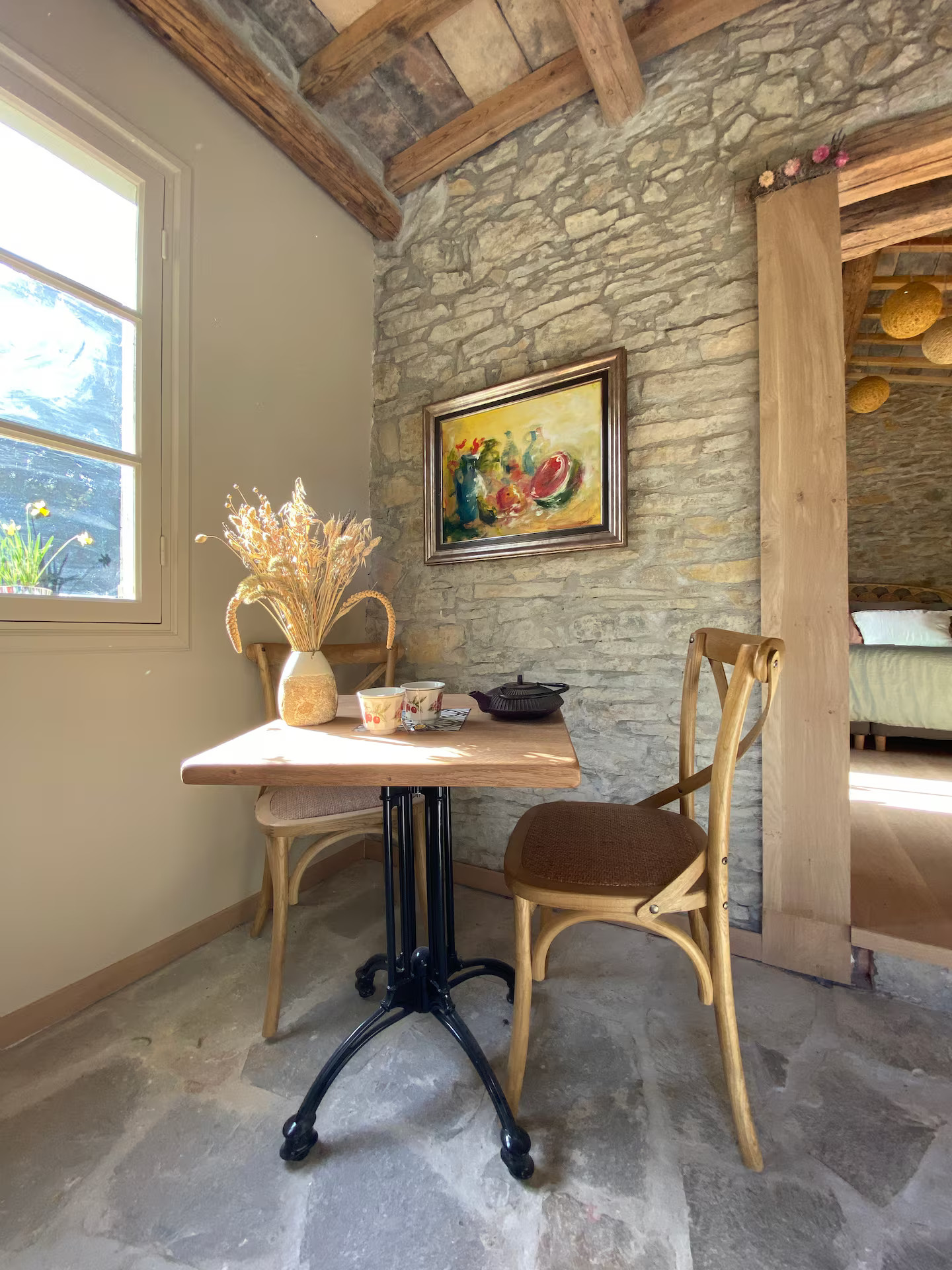 espace repas maison ancienne rénovée avec poutres