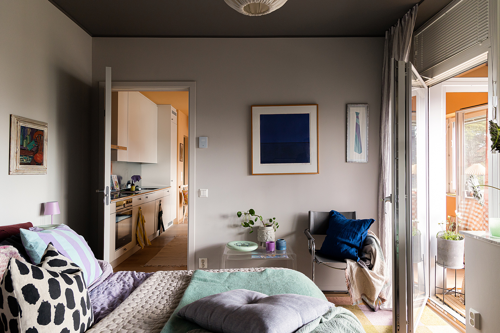 chambre murs gris appartement 67m2 décoration colorée et scandinave chambre murs gris appartement 67m2 décoration colorée et scandinave