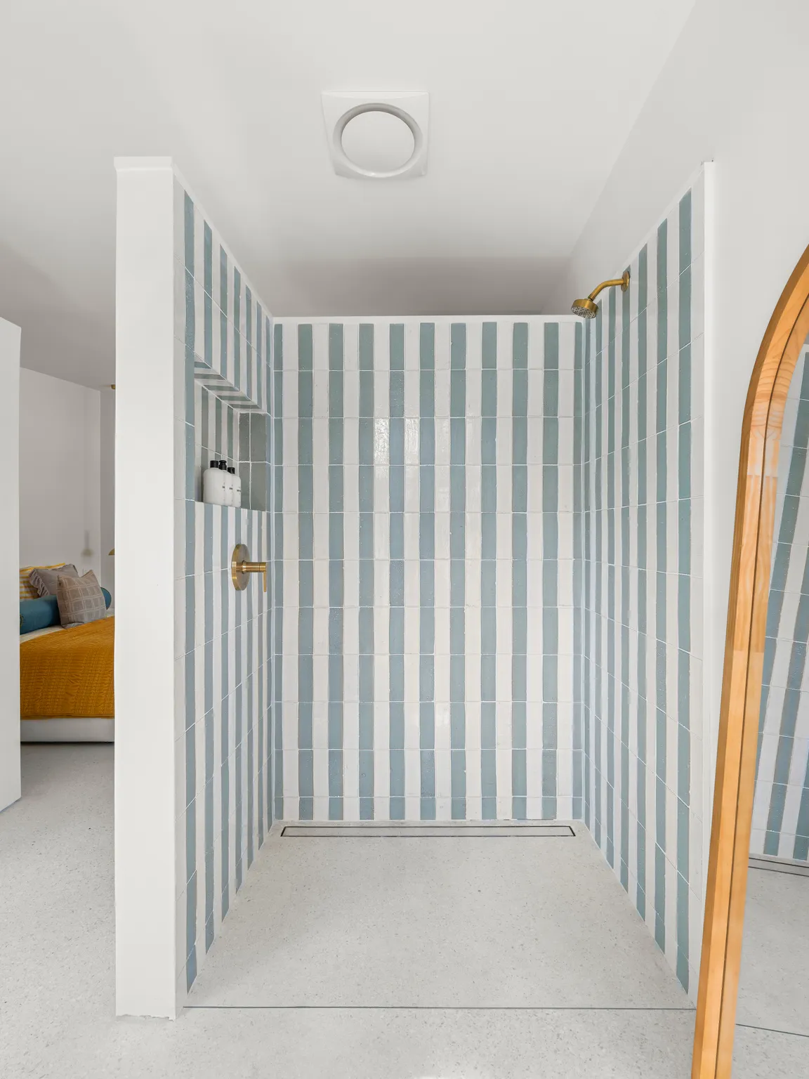 salle de bain carrelage rayures bleu clair et blanc Casa Tropicale Vero Beach Floride salle de bain carrelage rayures bleu clair et blanc Casa Tropicale Vero Beach Floride