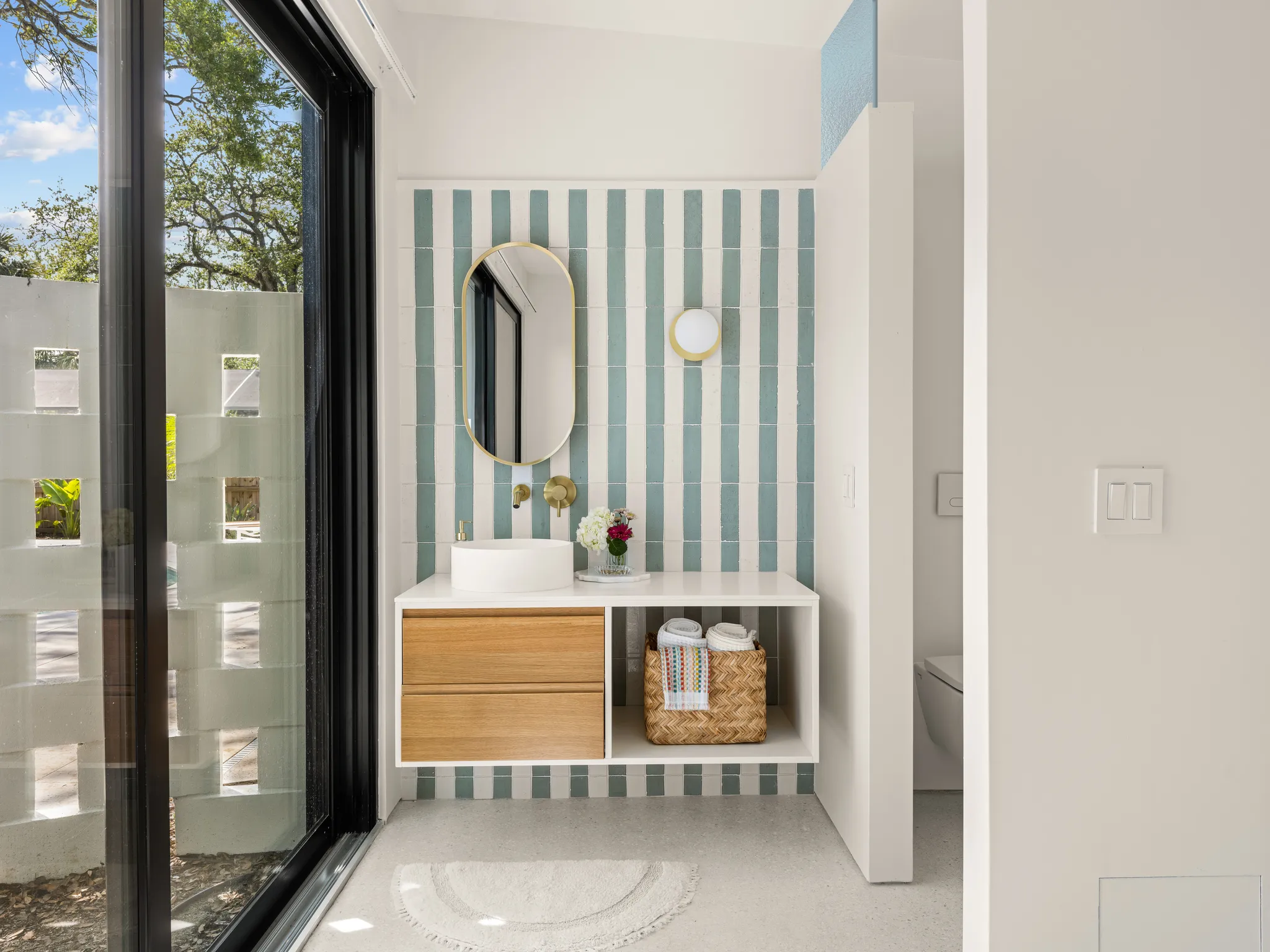 salle de bain carrelage rayures bleu clair et blanc Casa Tropicale Vero Beach Floride salle de bain carrelage rayures bleu clair et blanc Casa Tropicale Vero Beach Floride