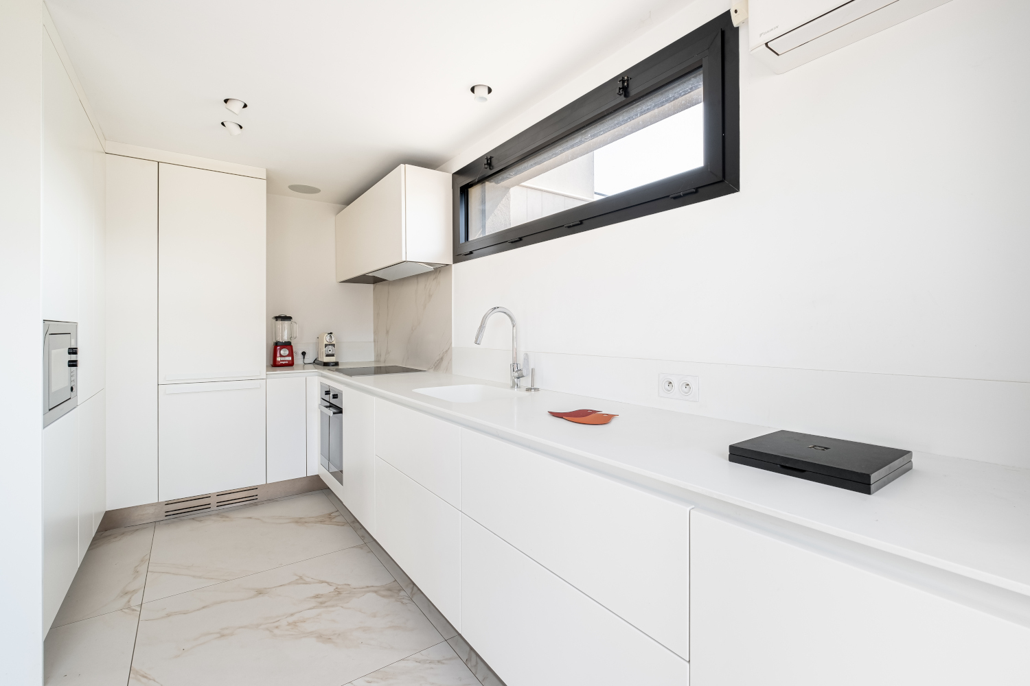 cuisine blanche appartement avec terrasse Lyon Confluence