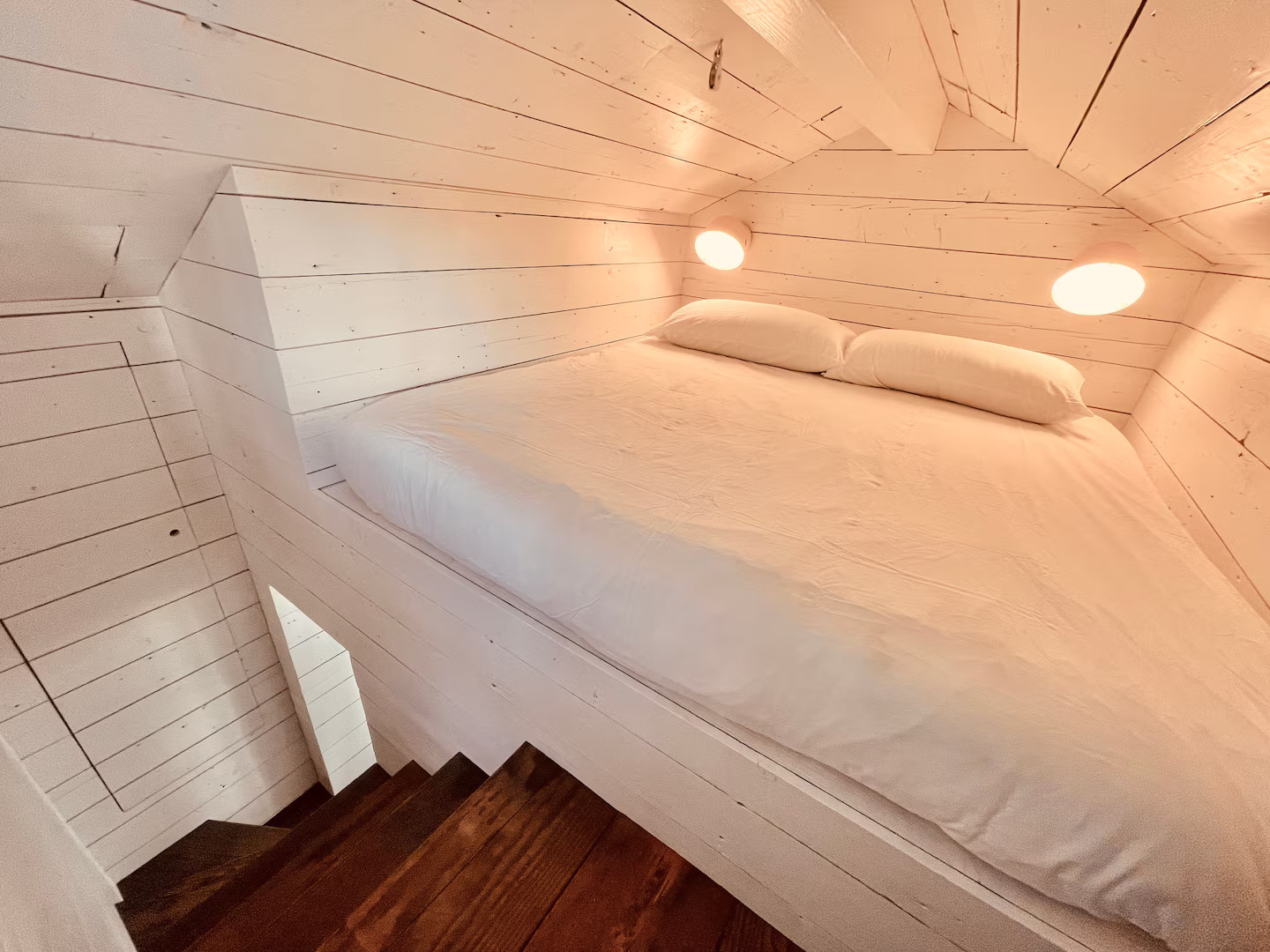 chambre mansardée mur bardés bois blanc House On the Sand chambre mansardée mur bardés bois blanc House On the Sand