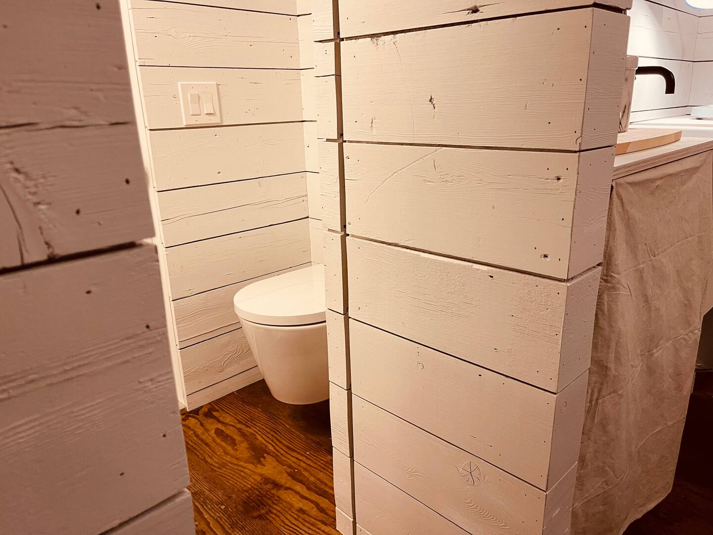 salle de bain mur bardés bois blanc House On the Sand salle de bain mur bardés bois blanc House On the Sand