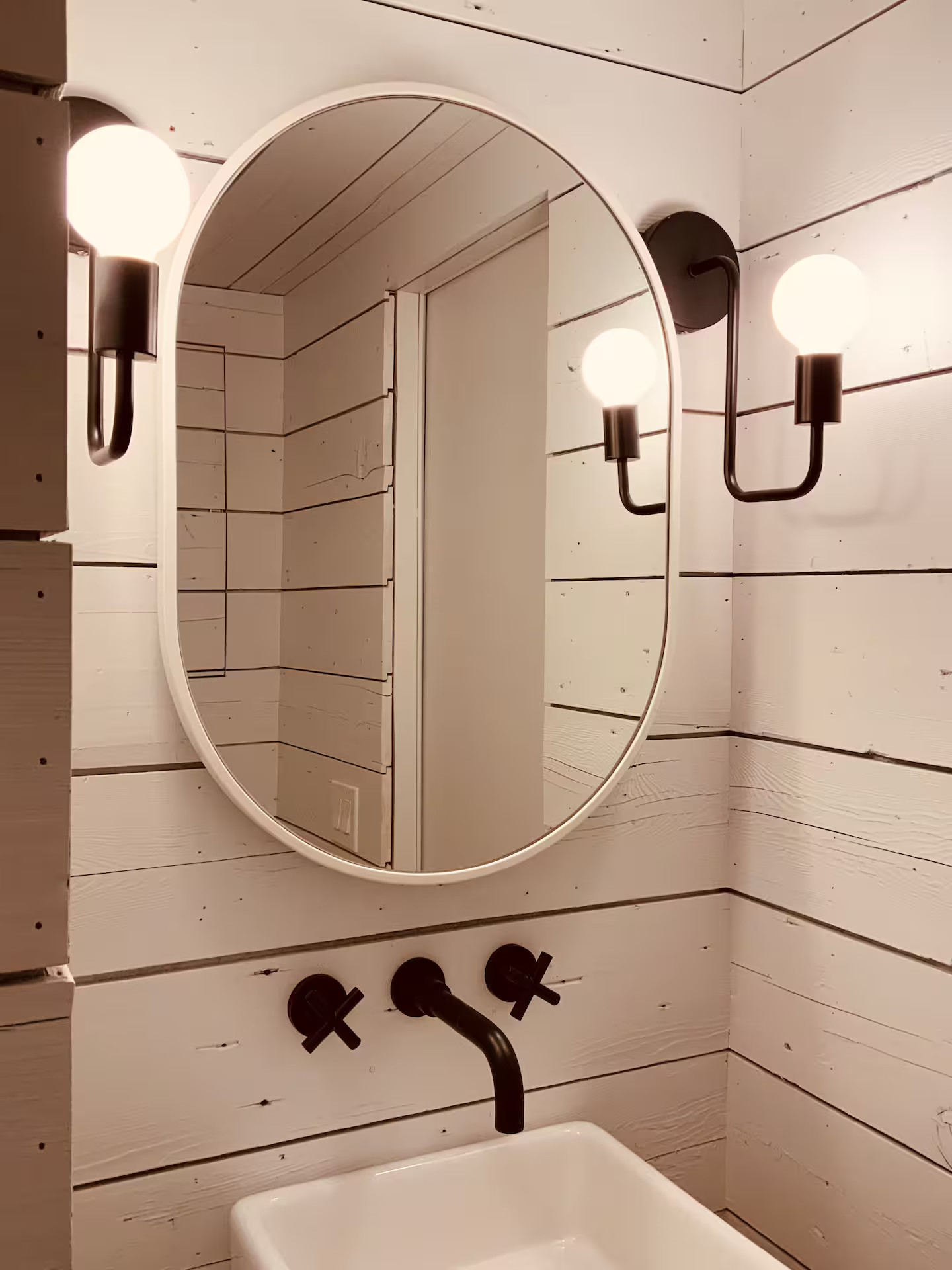 salle de bain mur bardés bois blanc House On the Sand salle de bain mur bardés bois blanc House On the Sand