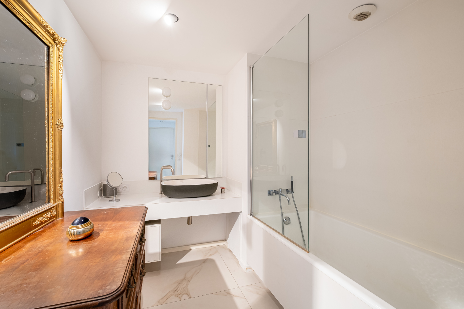 salle de bain avec meuble ancien appartement avec terrasse Lyon Confluence