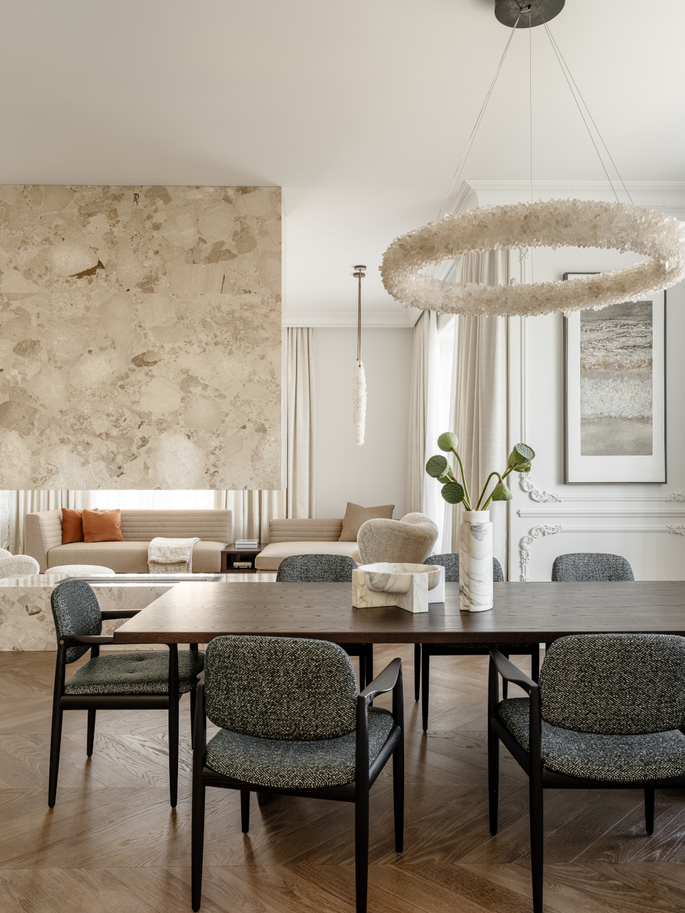 salle à manger avec cheminée décoration contemporaine grand appartement raffiné