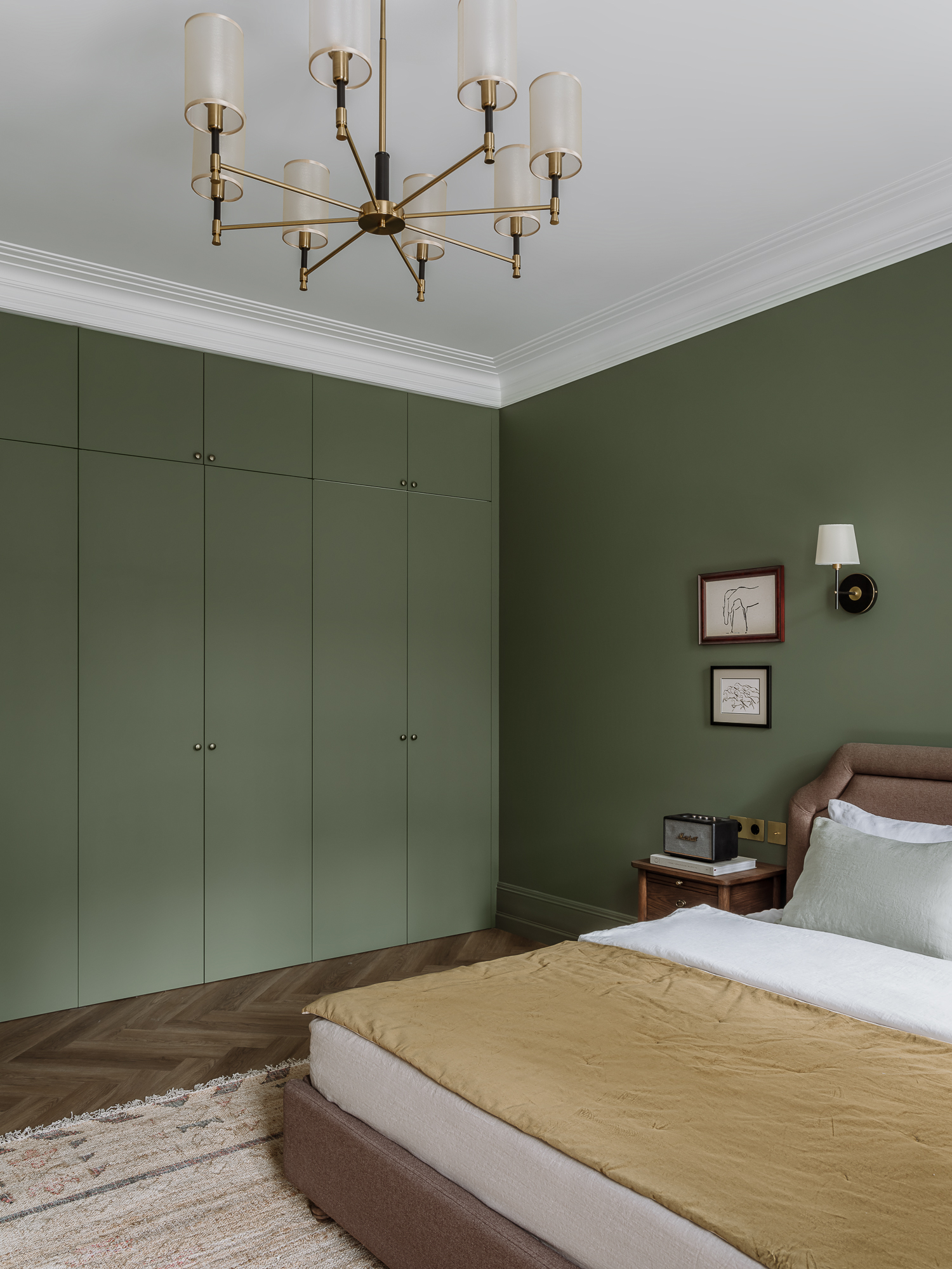 chambre contemporaine mur vert avec placards